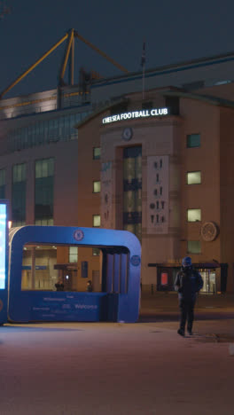 Video-Vertical-Del-Exterior-Del-Estadio-Stamford-Bridge,-Sede-Del-Club-De-Fútbol-Chelsea,-Londres-De-Noche